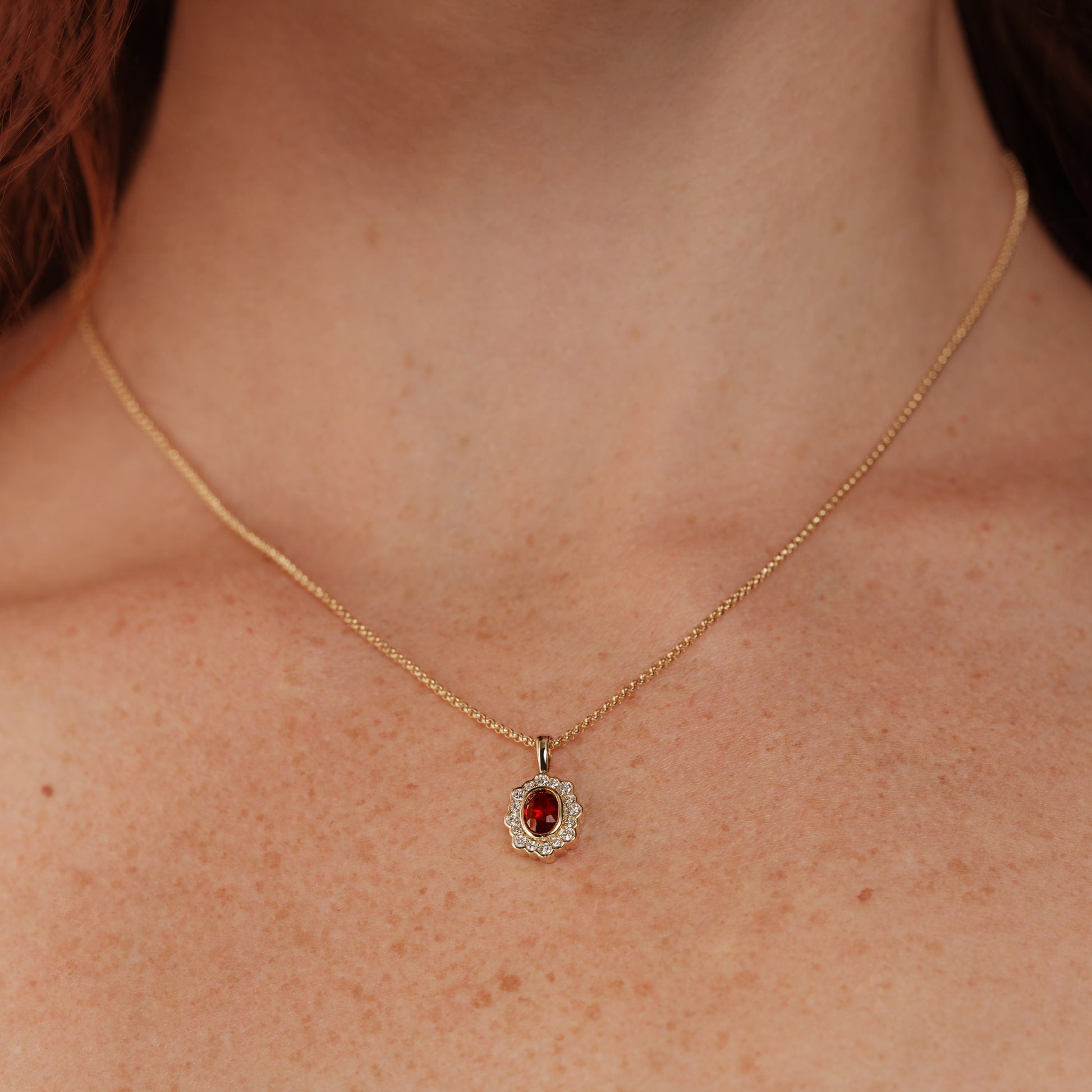 Collier or blanc rubis et halo de diamant Charlotte 4