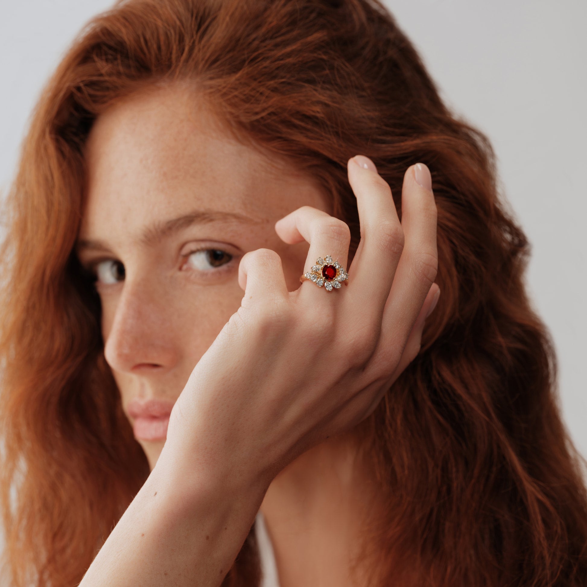 Bague marguerite diamant de synthèse et rubis en or jaune Mira Rubis 4