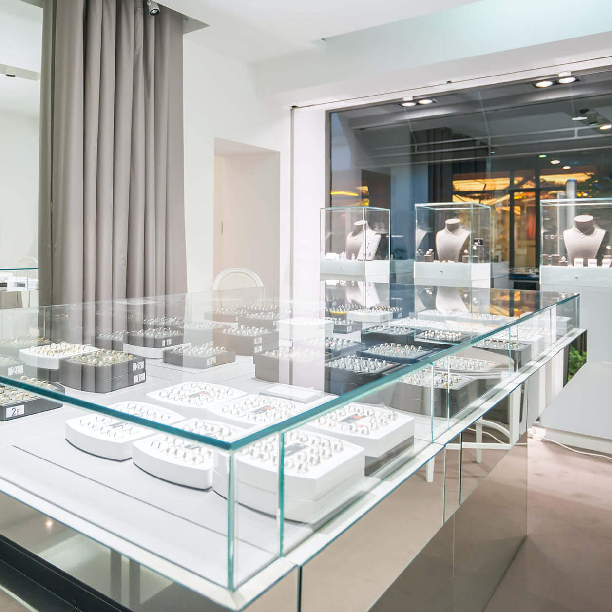 Intérieur bijouterie joaillerie ZEINA Paris Madeleine