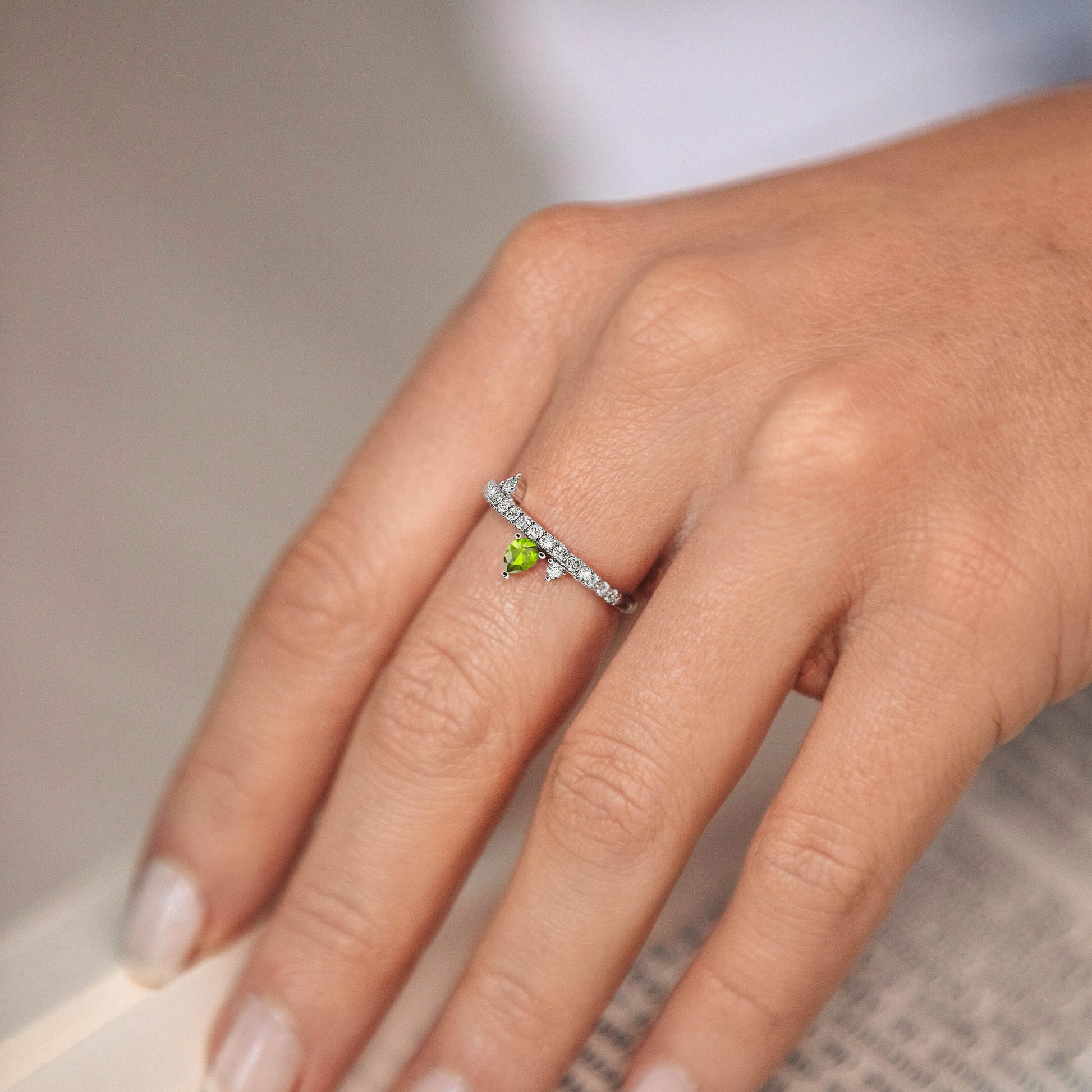 Bague de naissance or jaune diamant et poire péridot Août 6