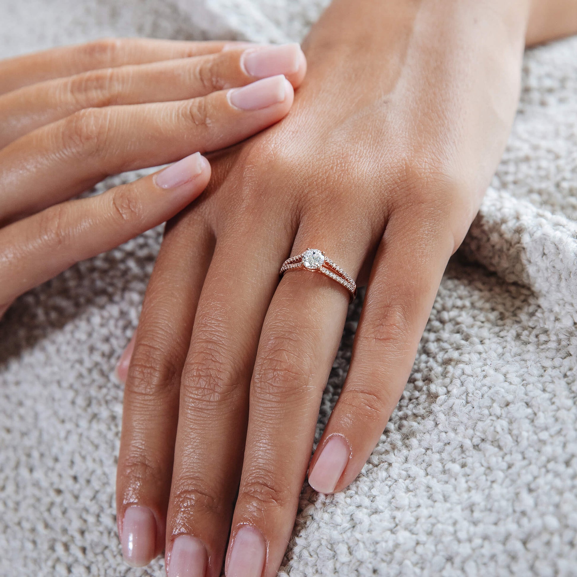 Solitaire or rose diamant accompagné Carlie 6