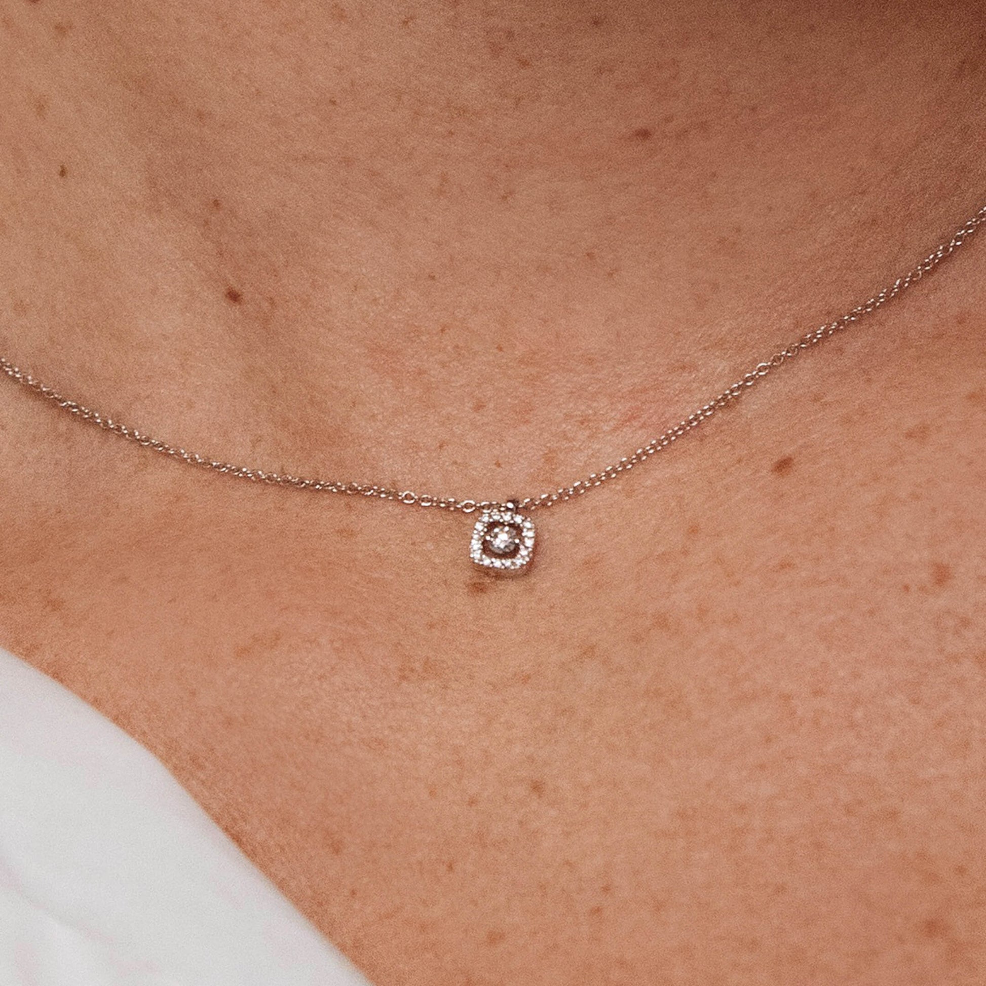 Collier or blanc diamant carré avec halo  Chelsea 5