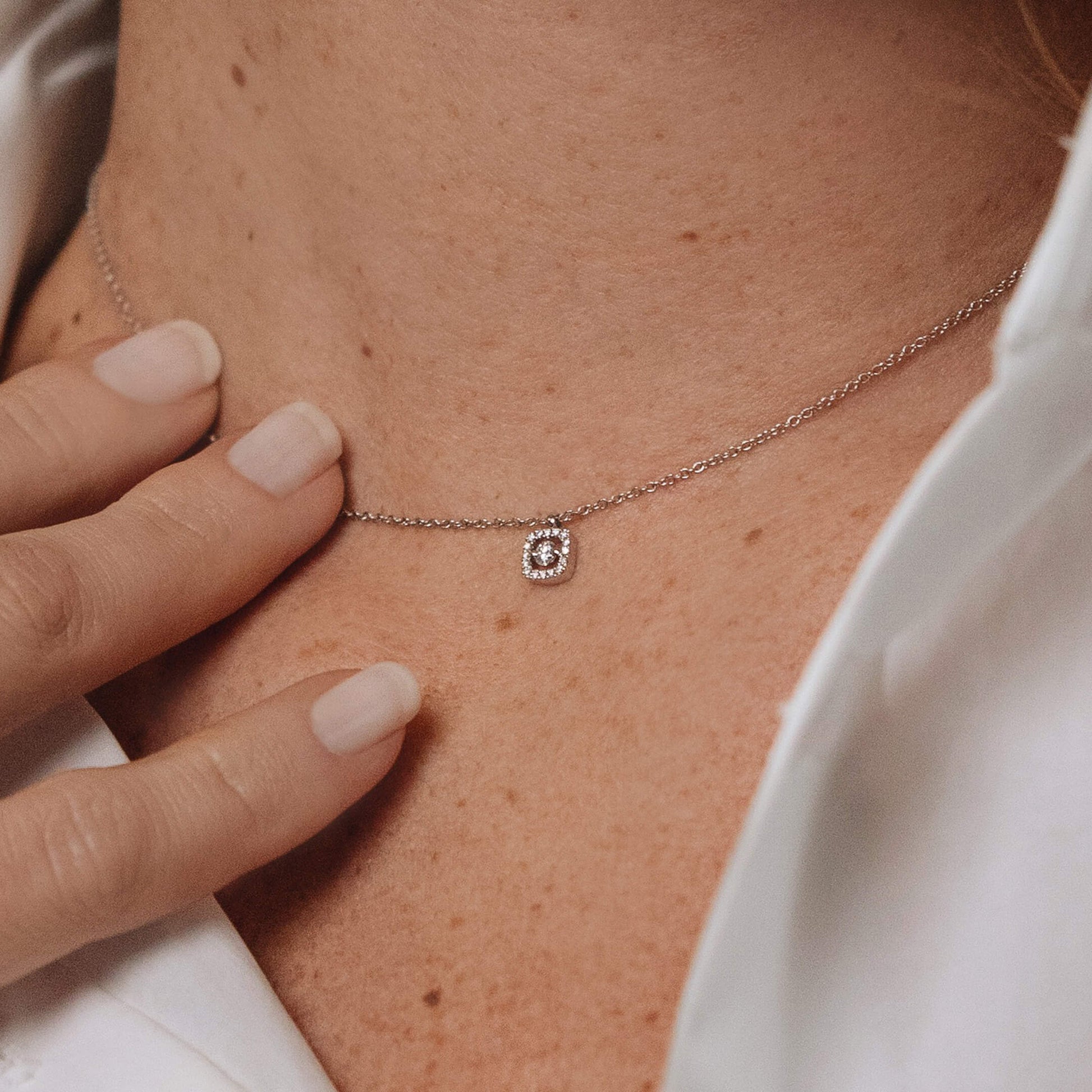 Collier or blanc diamant carré avec halo  Chelsea 4