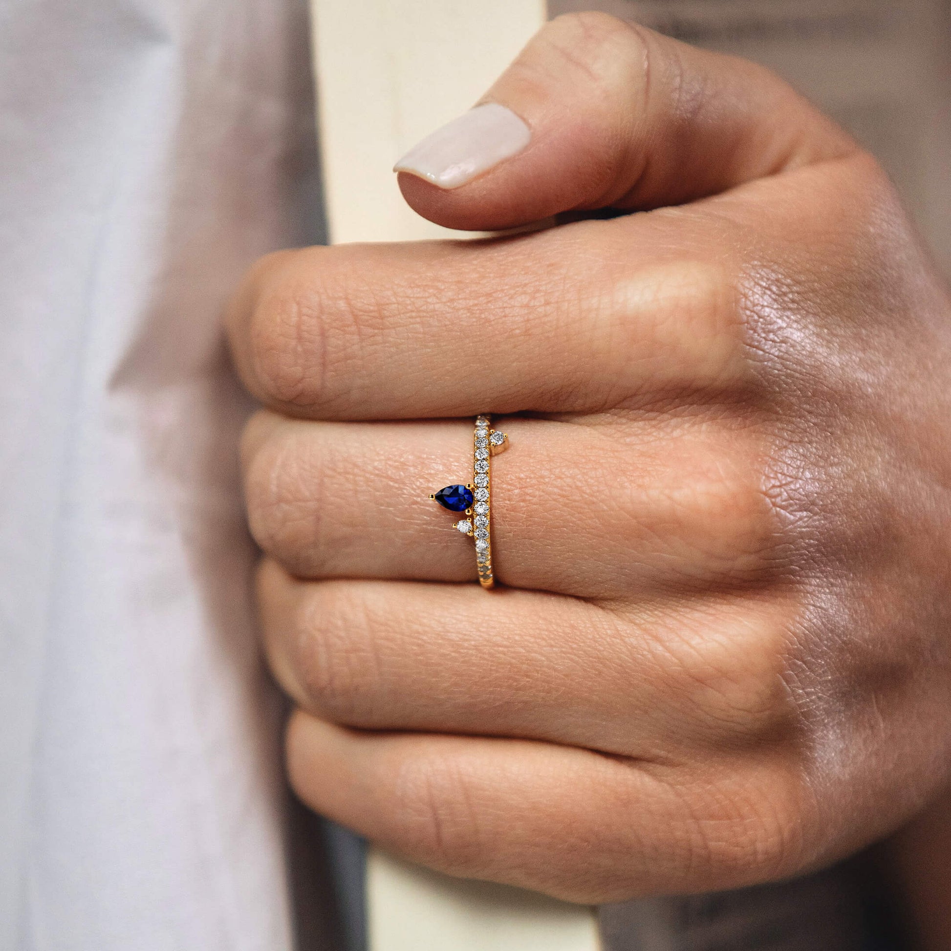 Bague de naissance or jaune diamant et poire saphir Septembre 6